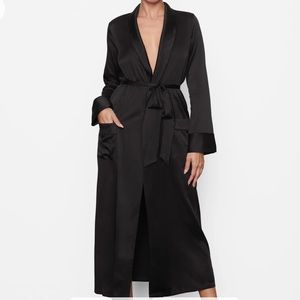 SKIMS NWT Silk Robe in Black Sz s